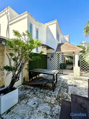 casas - Casa de dos niveles ubicada en el exclusivo sector 11
