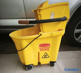 cubeta con exprimidor