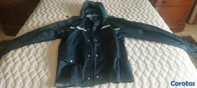 impermeable para la lluvia. incluye capucha y pantalón.