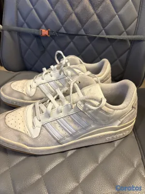 zapatos para hombre - Par de zapatos Adidas en perfecto estado (originales) size 11 US  2