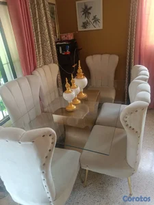 vendo juego de comedor de seis sillas con tope de cristal.