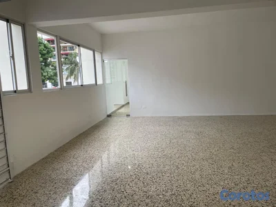 Alquilo Local 2do piso  80 mts  en evaristo morale