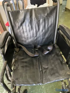 silla de ruedas negra, moderna 