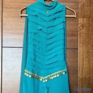 Vestido largo color verde esmeralda con detalles dorados