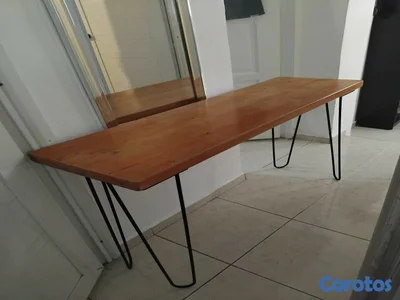 Repisa de madera con patas de hierro.
