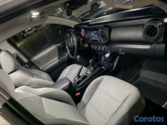 jeepetas y camionetas - Toyota Tacoma 2020 sr5 poco uso 4x4 único dueño  7