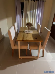 Comedor de 4 sillas en pino tratado y patas de hierro galvanizadas 