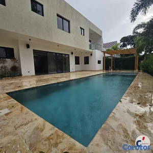 OPORTUNIDAD Moderna y hermosa villa / casa en vent