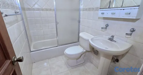 apartamentos - ALQUILÓ 4to piso no ascensor ennla esmeralda próximo al bravo  13