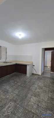 casas - 🏡 Casa de 3 Habitaciones con Patio y Jardín | Av. Los Beisbolistas | 2 Baños 5