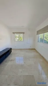 Casa de dos niveles ubicada en el exclusivo sector