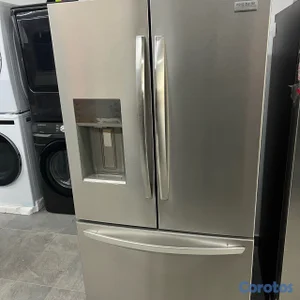 Nevera Frigidaire 3 puertas, panel digital , 