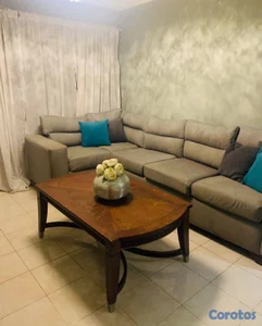 SOFA EN L GRIS Y MESA DE ROBLE 