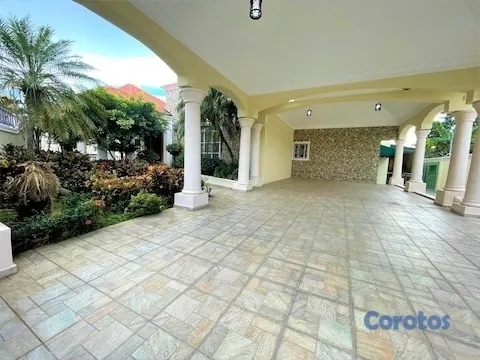 casas - Amplia casa de ventas  con Patio Piscina Jacuzzi en Gurabo Santiago 8
