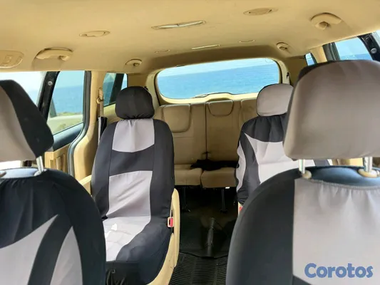 jeepetas y camionetas - Kia Sedona 2015 5
