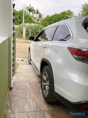carros - Se vende Toyota Highlander XLE 2014, color blanco, una SUV amplia. 4