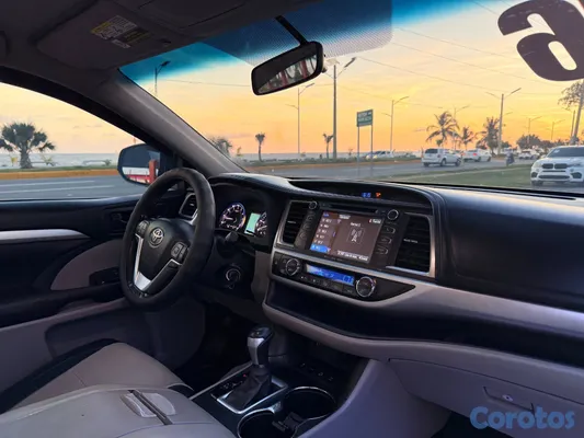 jeepetas y camionetas - 2016 TOYOTA HIGLANDER LE  8