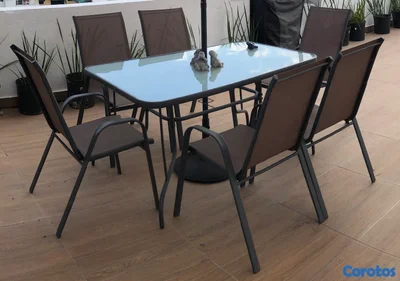 mesa de exteriores con paraguas con o sin sillas