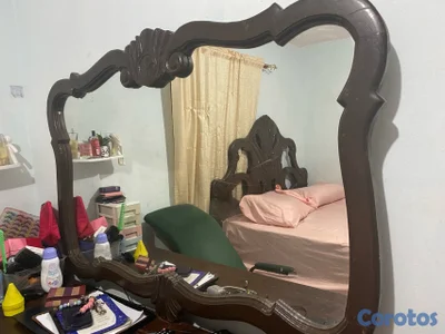 juego de habitación completo en caoba gavetero base de cama y dos mesitas 