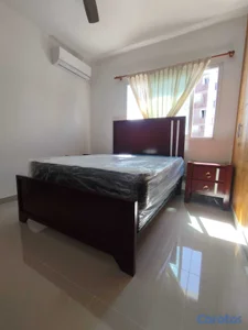 Cama en madera, color caoba 