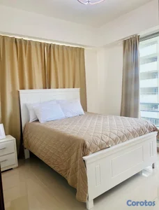 CAMA CON COLCHÓN Y MESITAS de noche 