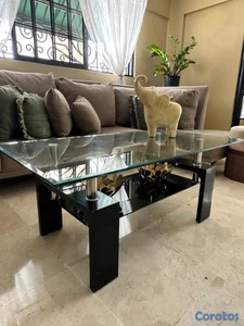 Mesa de centro moderna de cristal y base negra