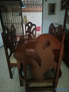 Comedor de 6 sillas y vitrina todo en caoba