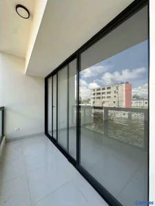 Moderno apartamento piso alto con área social 