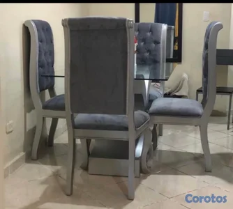 Comedor de 4 sillas con mesa de cristal 
