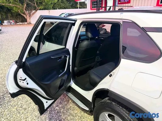 jeepetas y camionetas - Toyota rav4 2020 xle clean carfax  7