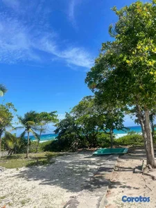 Perfecto solar frente a la playa para villa o proy