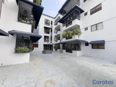 vendo Evaristo Morales tres habitaciones dos baños dos parqueos cuarto servicio 