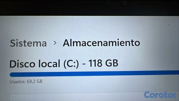 computadoras y laptops -  es una laptop marca Lenovo tiene 8  de memoria RAM y 128 GB tiene su cargador.  3