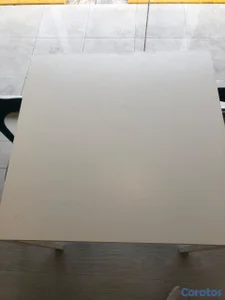 Mesas blancas y sillas 