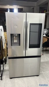 Nevera Samsung con pantalla , 3 puertas , con dispensador de agua y de hielo 
