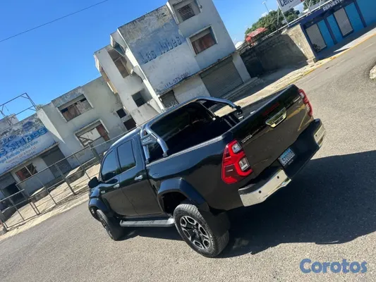 jeepetas y camionetas - Toyota Hilux SRX 2025 7