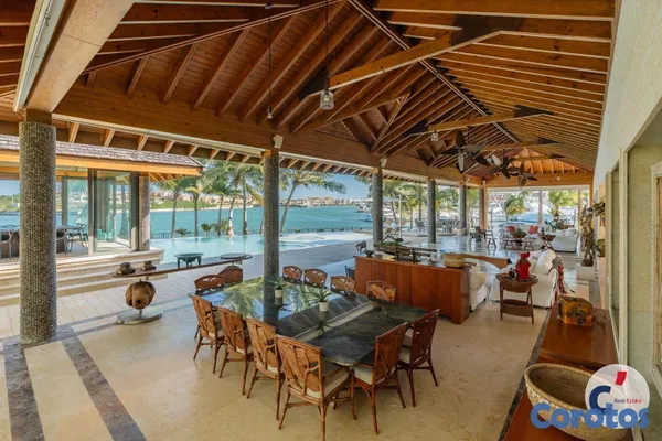 casas - Exclusive Waterfront Estate on a Private Island in 17