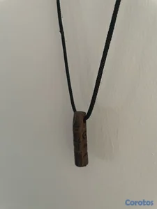 Collar con colgante de madera tallada(Usado) (Madera Premium)