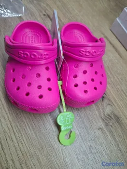 ropa y zapatos - Crocs rosados para niña
