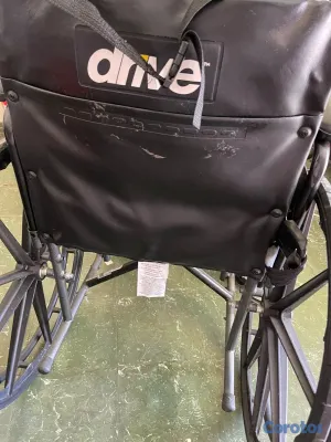 Salud y Equipamiento Médico - silla de ruedas negra, moderna  7