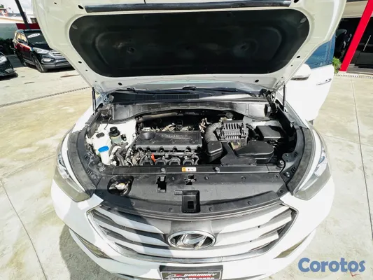 jeepetas y camionetas - Hyundai Santa Fe Se 2018 
• Motor Dohc • 4 Cilindros • 3 Filas de Asientos • 10