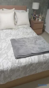 Cama con colchón y dos mesitas 