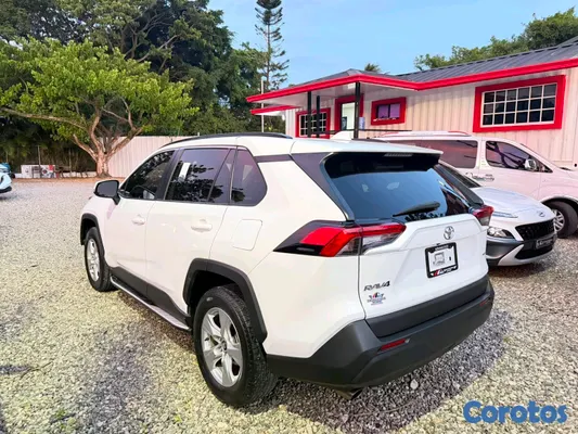 jeepetas y camionetas - Toyota rav4 2020 xle clean carfax  2