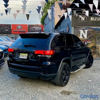jeepetas y camionetas - JEEP GRAND CHEROKEE LAREDO 4X4 2018 8