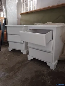 Mesitas de noche en madera de tres gavetas blanca