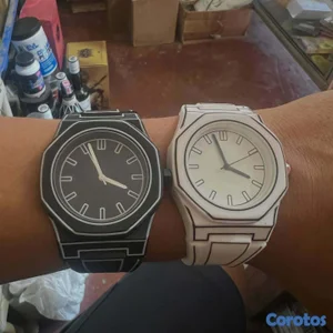 Reloj minimalista con diseño que simula ilustración bidimensional 2D; 51 mm
