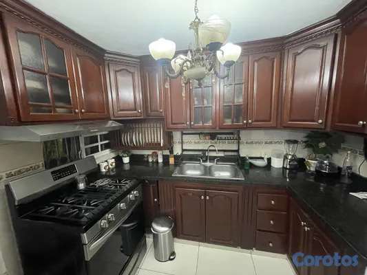 casas - Casa de 2 niveles en venta en Los Jardines 8