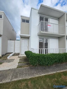 Vendo cómodo casa duplex con patio de dos niveles en Colinas del viento