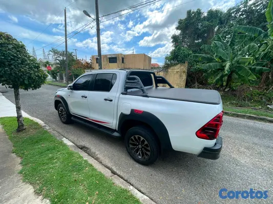 jeepetas y camionetas - Toyota hilux gr 2023 6