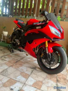 vendo en 175mil peso una motora Yamaha roja